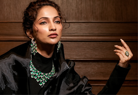 A Mirwah masterpiece, worn to perfection, radiating timeless allure.